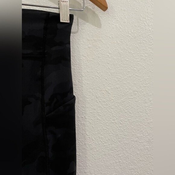 Lululemon Black Camo Leggings Athleisure Workout Crop Stretch Pockets - Picture 2 of 8